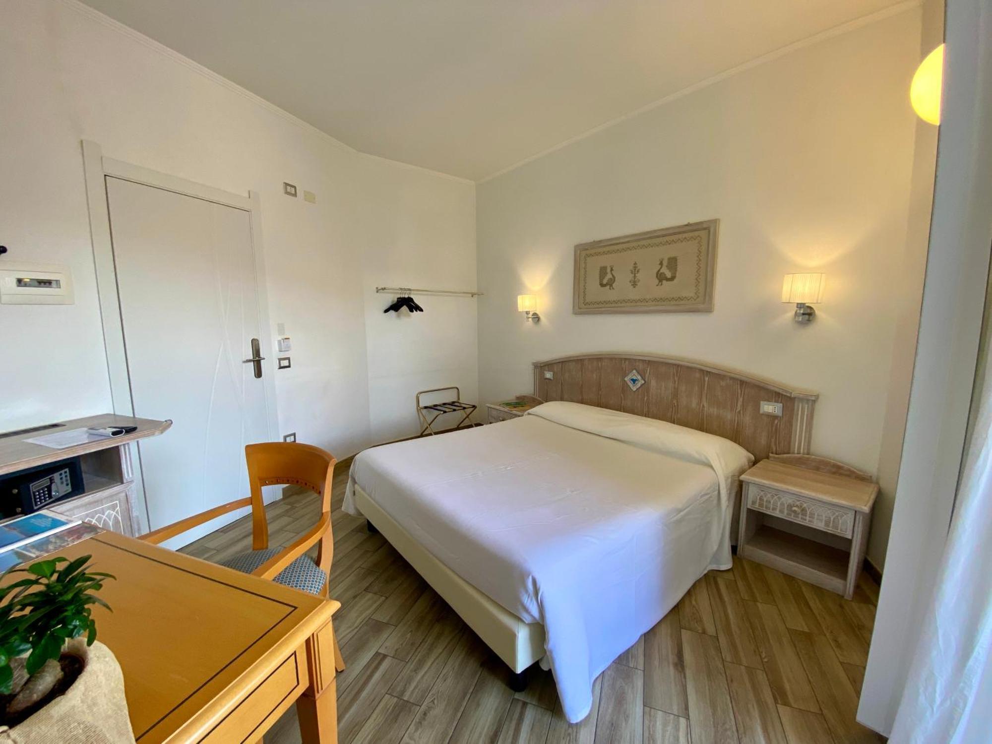 Locanda Degli Artisti Tortolì Exteriör bild