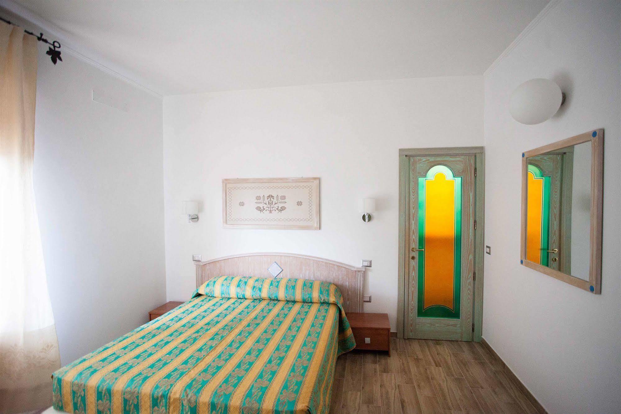 Locanda Degli Artisti Tortolì Exteriör bild