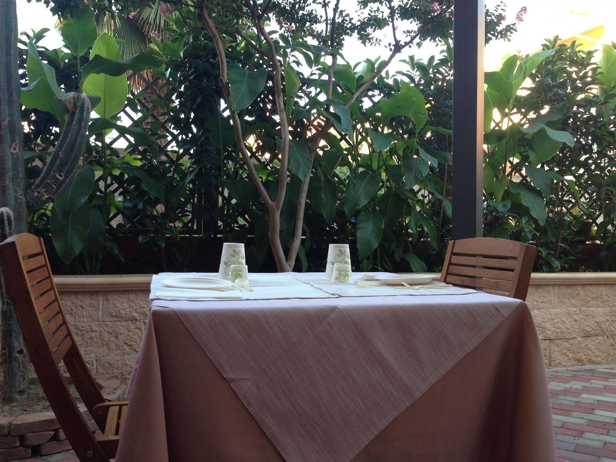 Locanda Degli Artisti Tortolì Exteriör bild