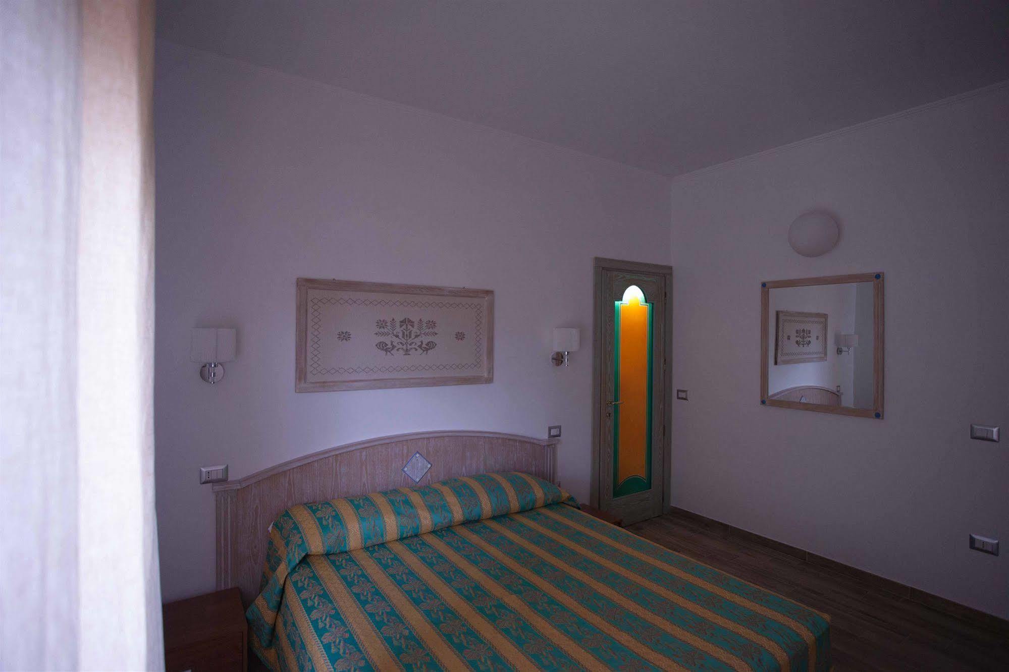 Locanda Degli Artisti Tortolì Exteriör bild