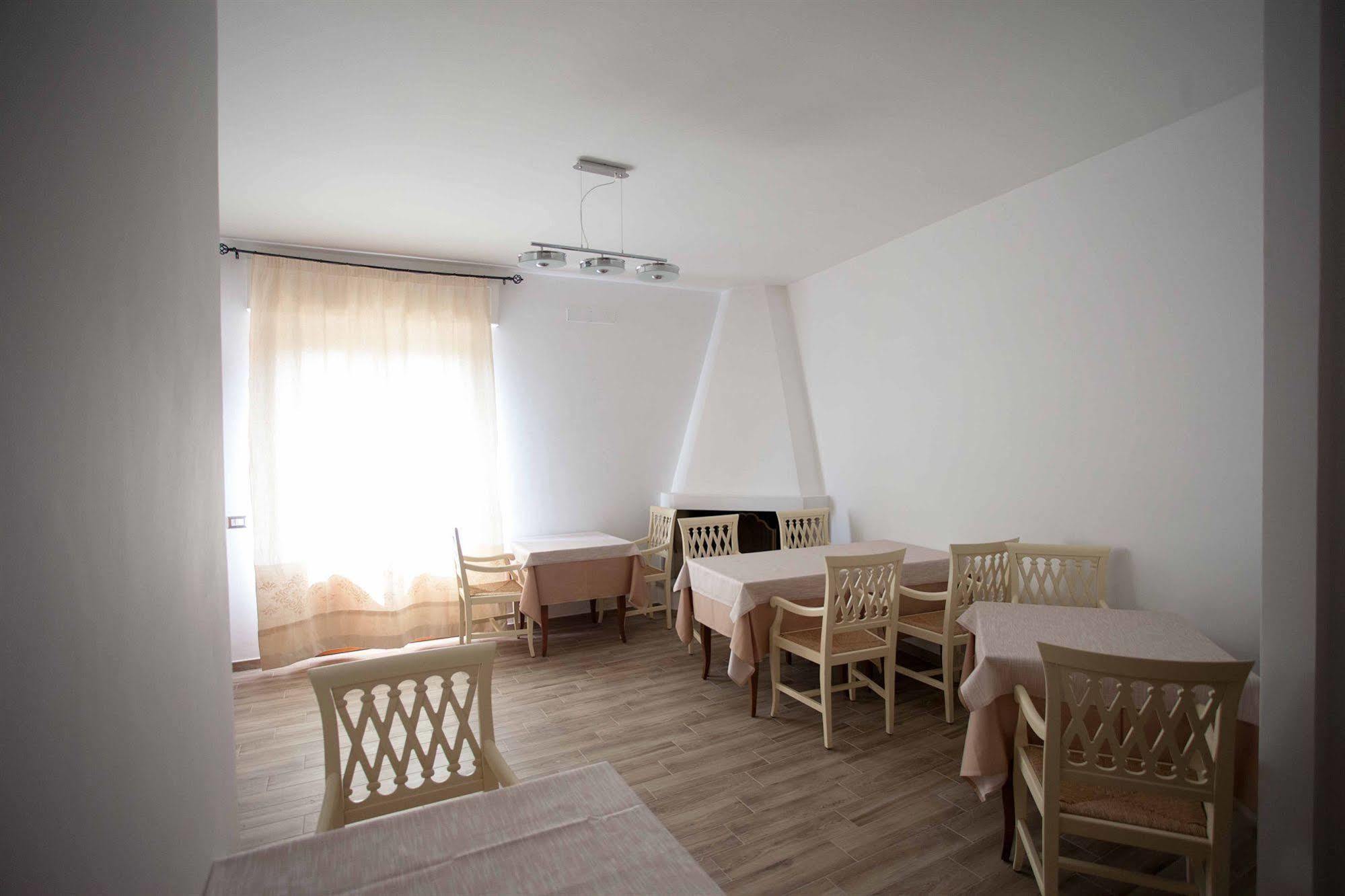 Locanda Degli Artisti Tortolì Exteriör bild