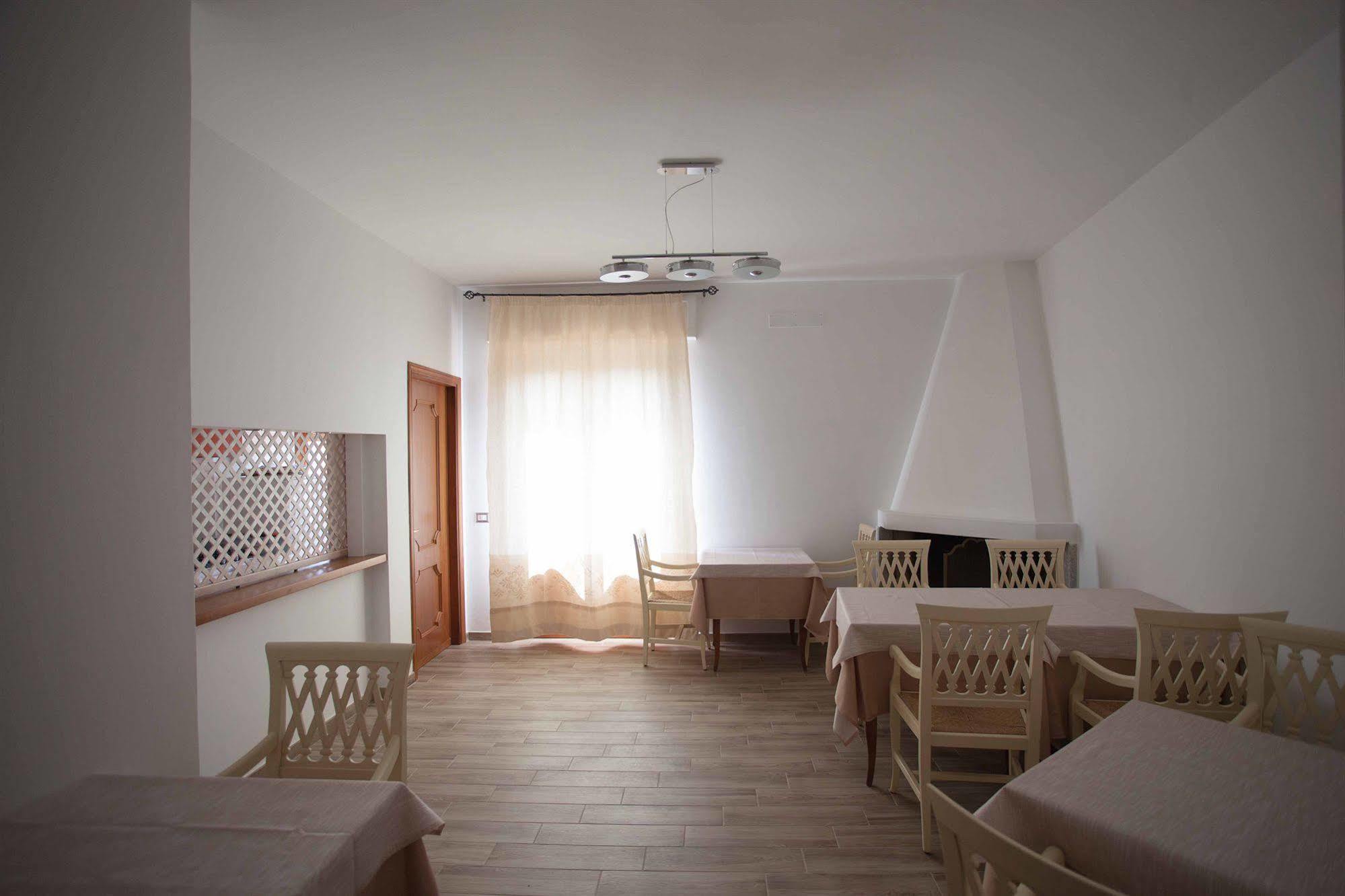 Locanda Degli Artisti Tortolì Exteriör bild